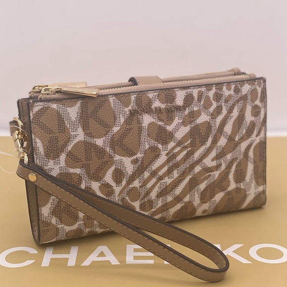 Michael Kors Wallet Wristlet Camel
Multi Color - Picture 7 of 12